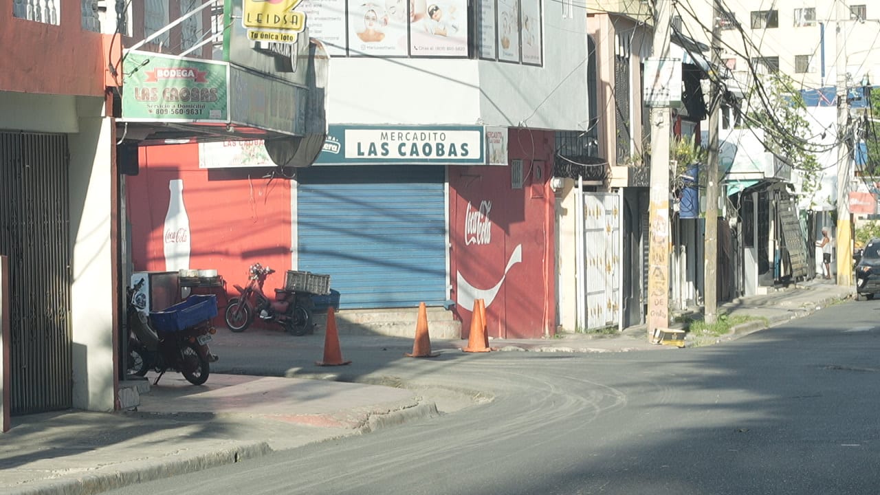 Apagones de hasta ocho horas desesperan a residentes de Santo Domingo Oeste