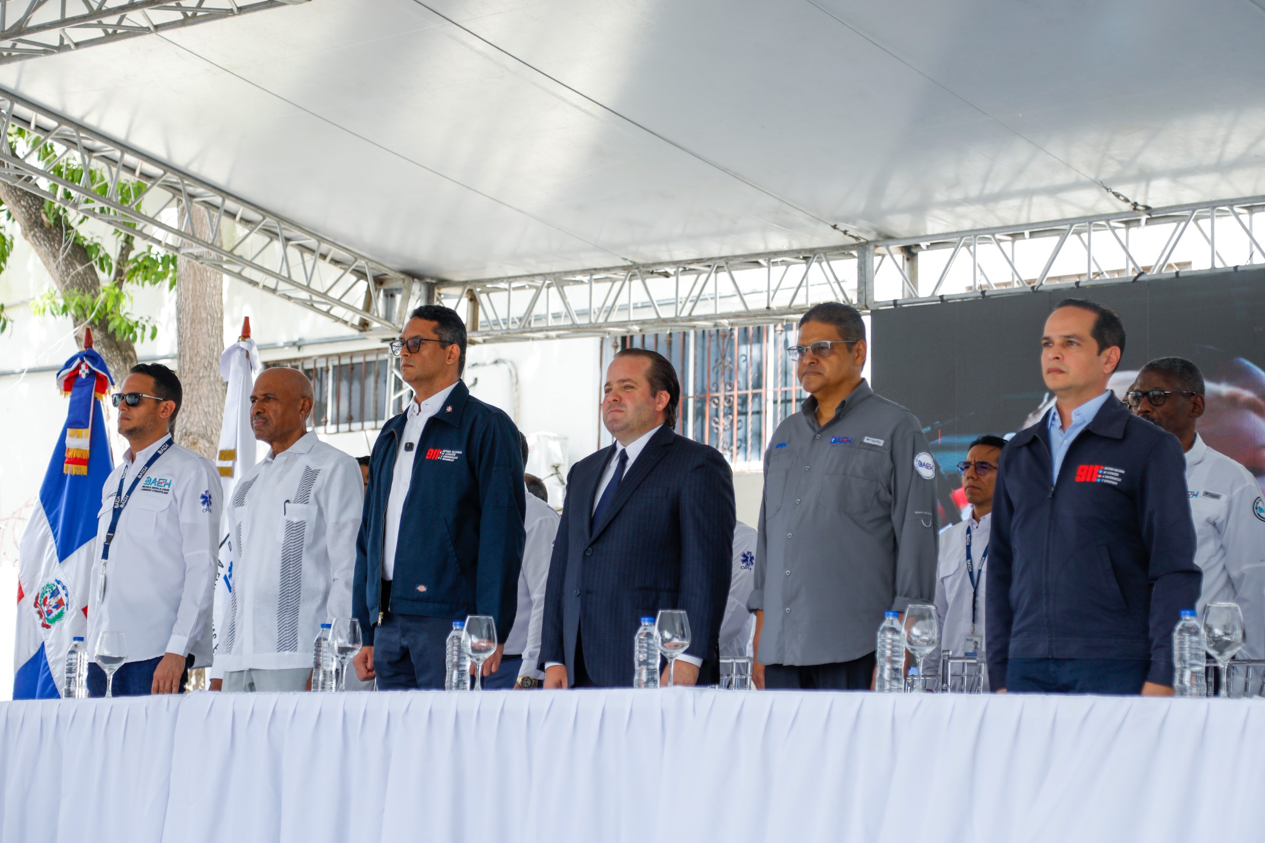Ministro de la Presidencia anuncia ampliación Sistema 911 en Pedernales durante entrega de 46 nuevas ambulancias a la DAEH