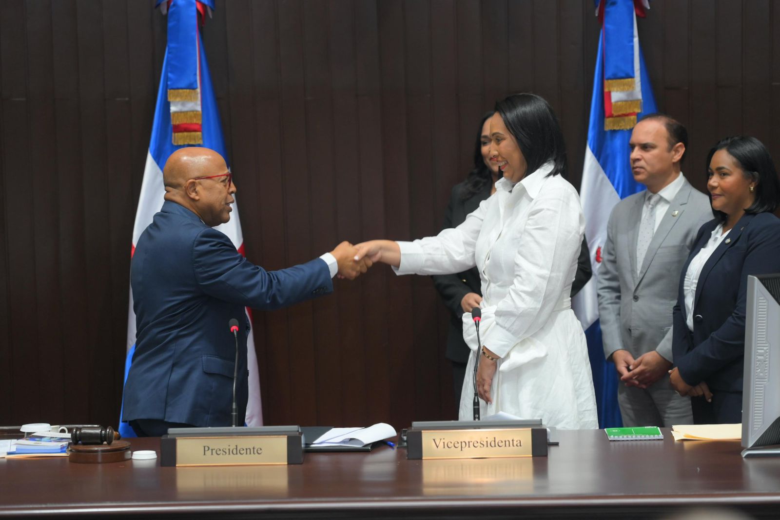 Alfredo Pacheco juramenta a la nueva diputada Vilma Morillo en sustitución de Agustín Burgos