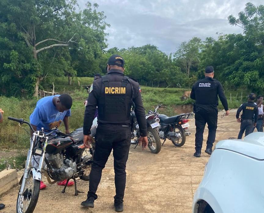 Policía desmantela juegos ilegales y ocupa arma blanca durante operativo en Yamasá