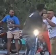 Por un roce de vehículos, hombres se enfrentan a trompadas en plena vía en Santiago