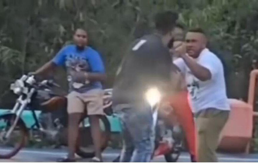 Por un roce de vehículos, hombres se enfrentan a trompadas en plena vía en Santiago