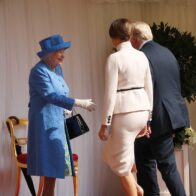 Donald y Melania Trump depositan una corona de flores en la tumba de Isabel II en Windsor