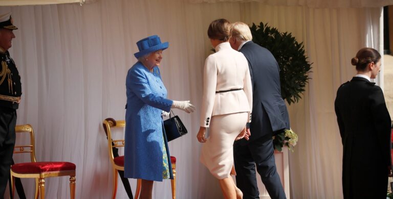 Donald y Melania Trump depositan una corona de flores en la tumba de Isabel II en Windsor