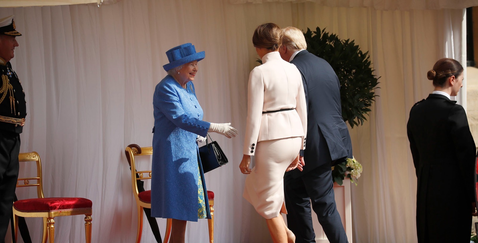 Donald y Melania Trump depositan una corona de flores en la tumba de Isabel II en Windsor