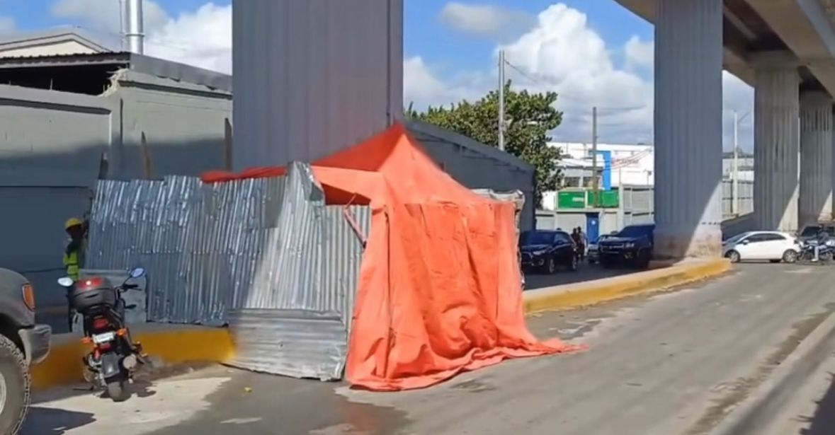 Policía custodia columna del Metro de Los Alcarrizos tras desprendimiento de material