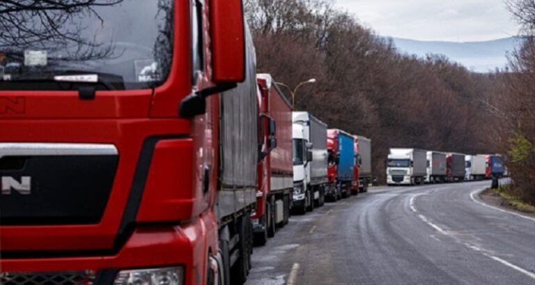 Casi 1.500 camiones polacos atrapados en Bielorrusia tras cierre de frontera por Polonia