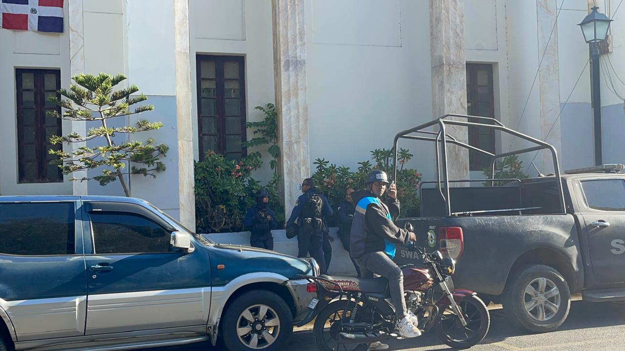 Policía se despliega frente a la Gobernación de Santiago ante posible marcha de familiares de Vladimir Valerio
