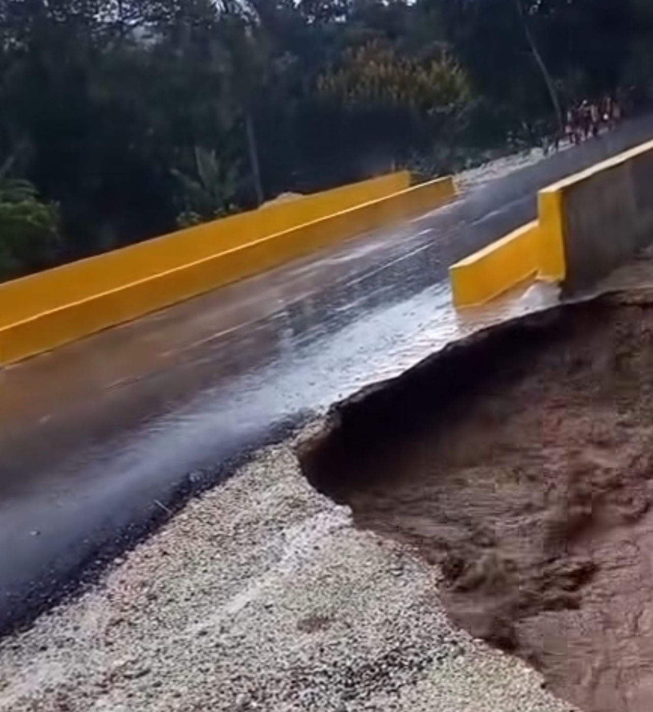 Reportan socavón provocado por las fuertes lluvias en Juan Santiago