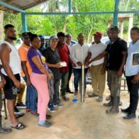 Diputado entrega bomba sumergible en la comunidad de Yuvina, Bayaguana