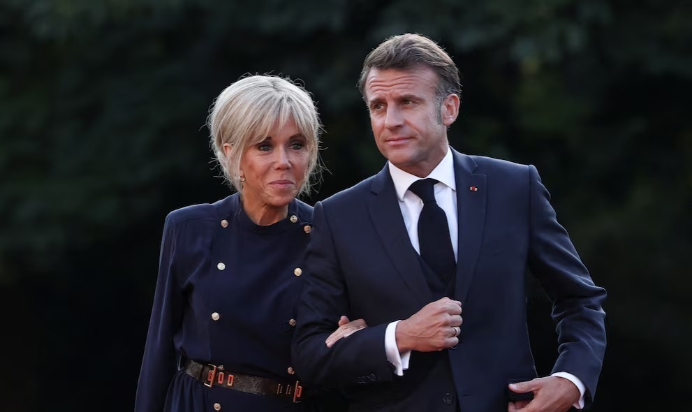Los Macron presentarán fotografías para demostrar que Brigitte es una mujer