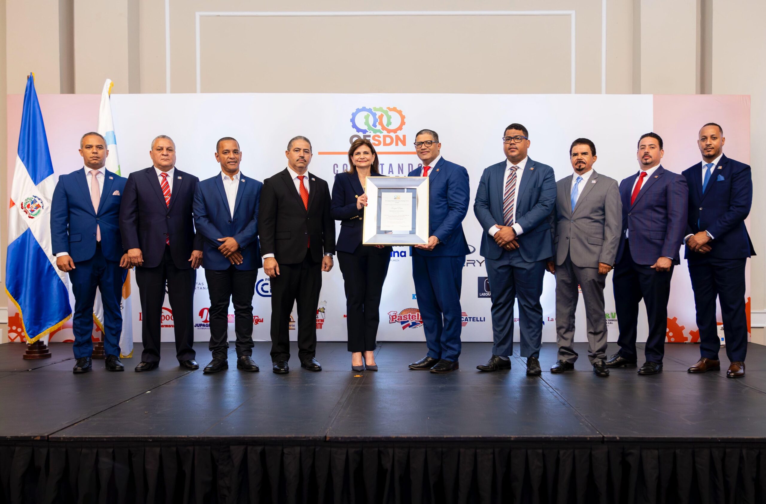 Consejo Empresarial Santo Domingo Norte, reconociendo a la vicepresidenta Raquel Peña, durante el encuentro “Conectando Empresarios 2025”.