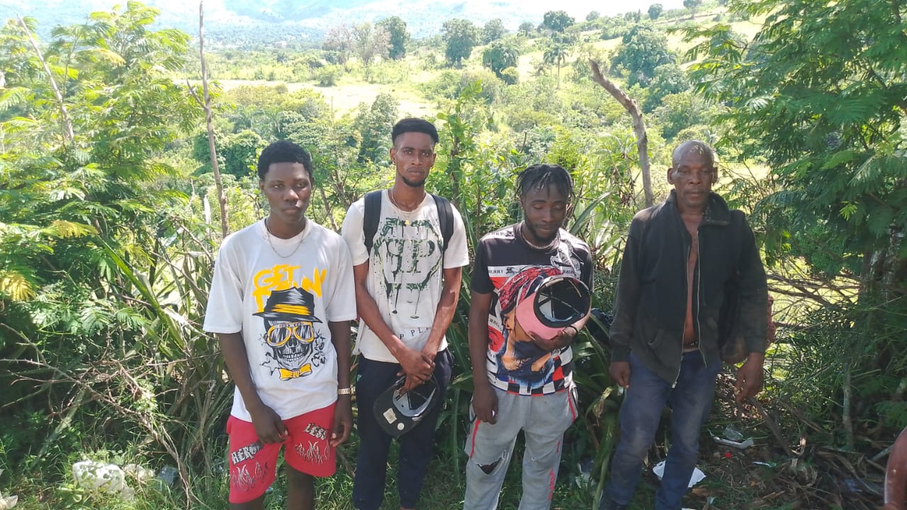 En operativo con drones Ejército localiza y detiene haitianos indocumentados en Elías Piña
