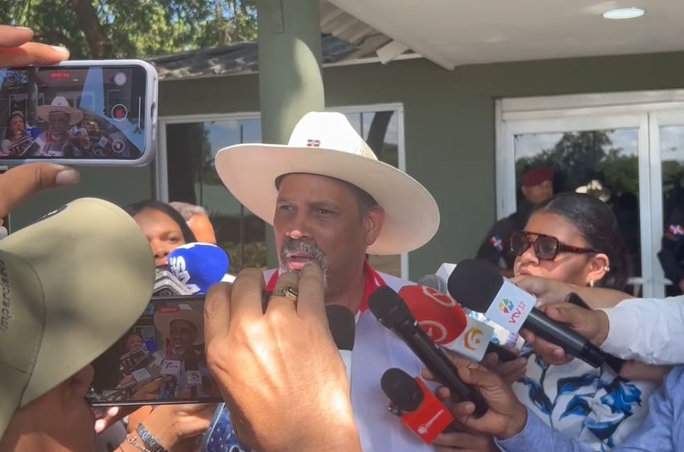 Alcalde de Dajabón denuncia complicidad en paso irregular de haitianos y respalda avances del muro fronterizo