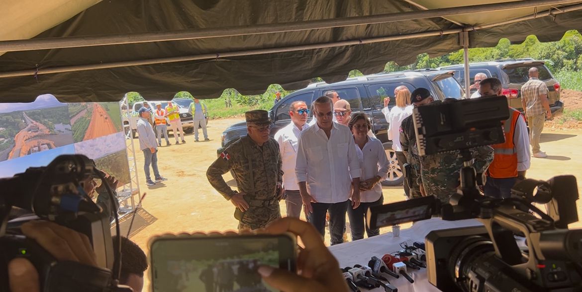 Abinader resalta instalación de fibra óptica y avances del muro fronterizo