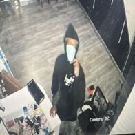 Dos hombres saquean tienda de celulares en Los Botados, Yamasá