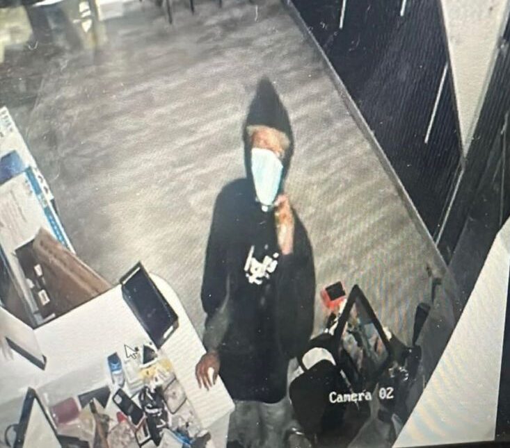 Dos hombres saquean tienda de celulares en Los Botados, Yamasá