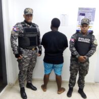 Policía recupera vehículo robado, ocupa drogas y detiene varias personas en Sabana Perdida, SDN.