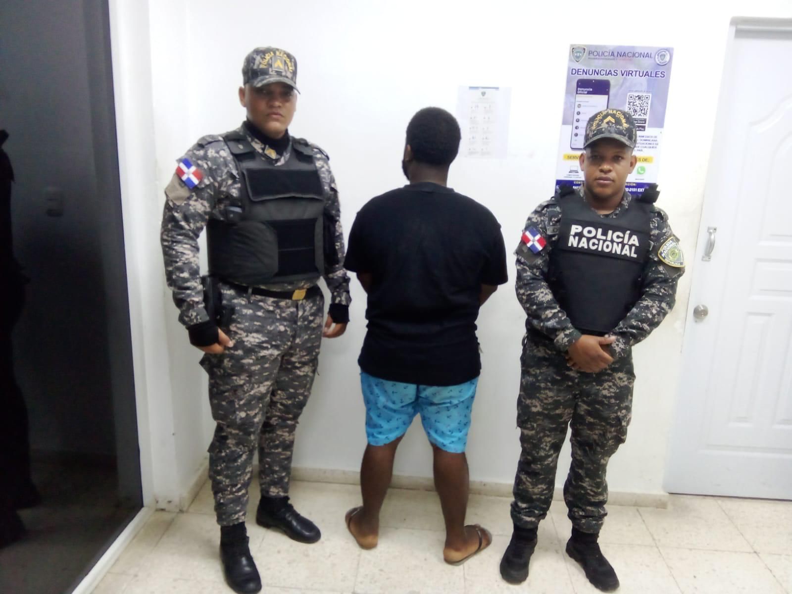 Policía recupera vehículo robado, ocupa drogas y detiene varias personas en Sabana Perdida, SDN.