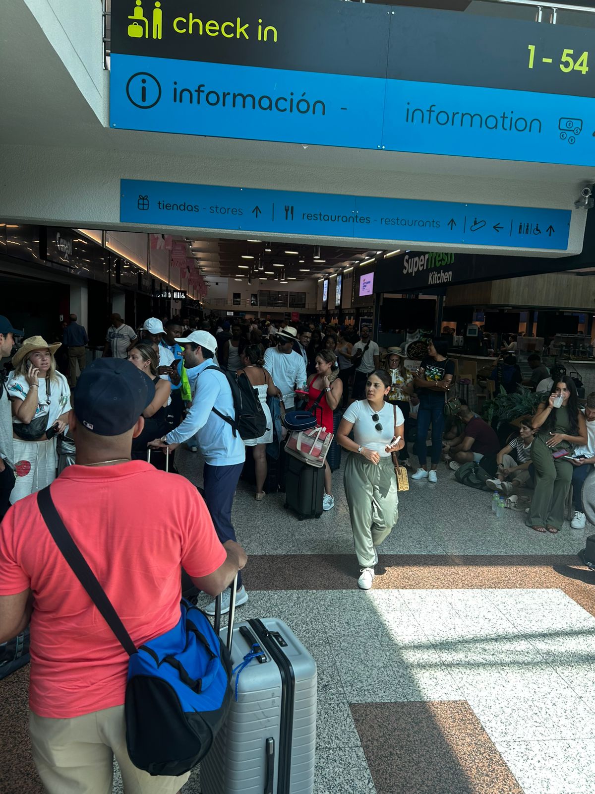 Aerodom recomienda a pasajeros no acudir al AILA hasta restablecerse la energía