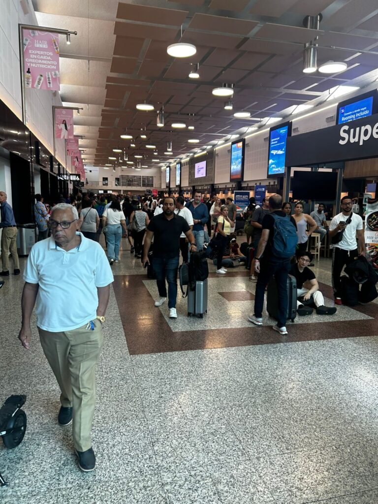Aeropuerto Int. de Las Américas colapsa: apagón provoca desorden y largas filas de pasajeros