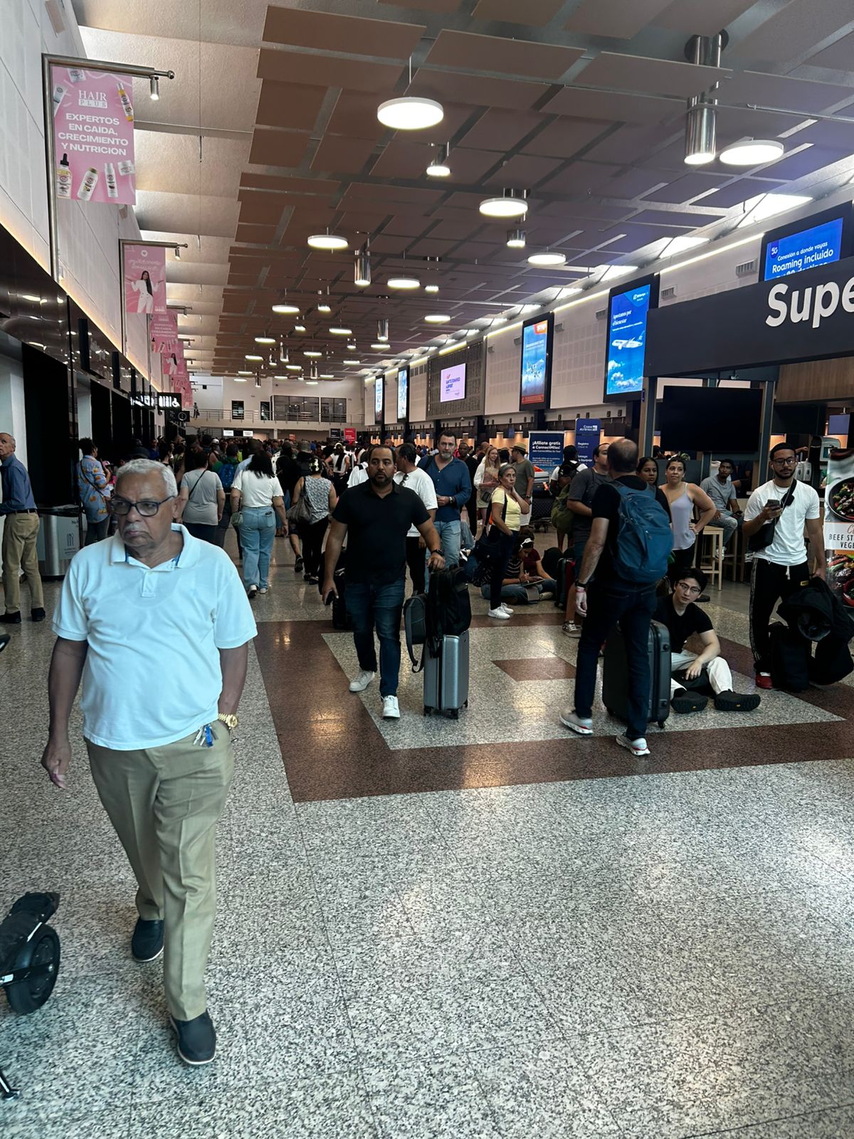 Aeropuerto Int. de Las Américas colapsa: apagón provoca desorden y largas filas de pasajeros