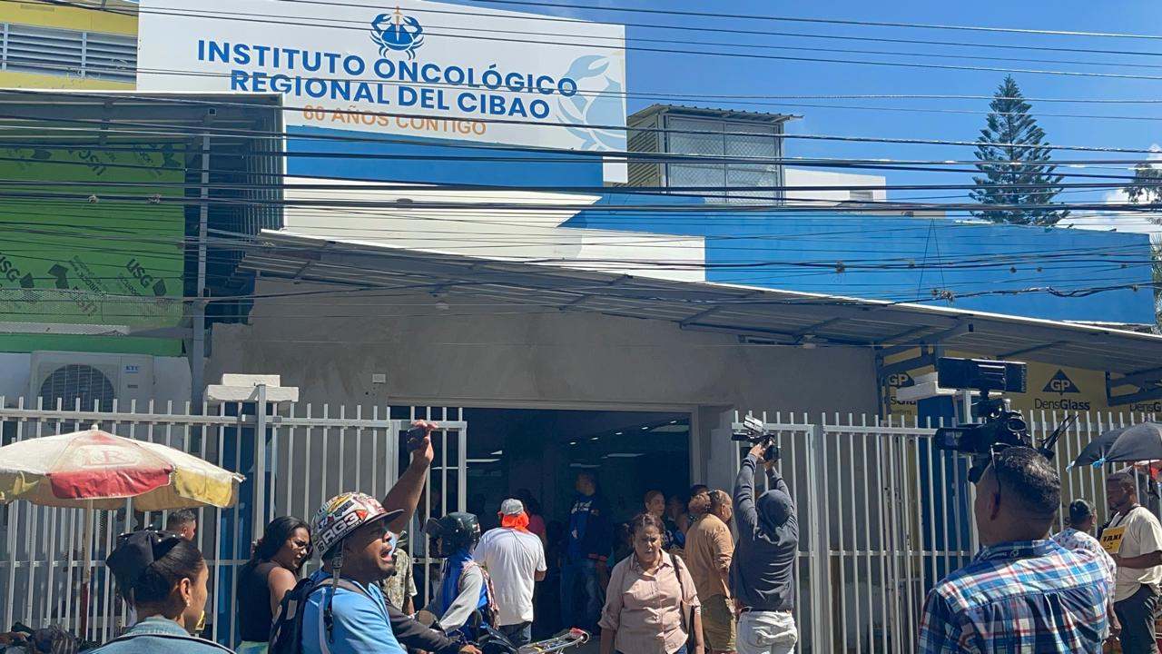 Pacientes y comunitarios rechazan posible privatización del Centro Oncológico de Santiago