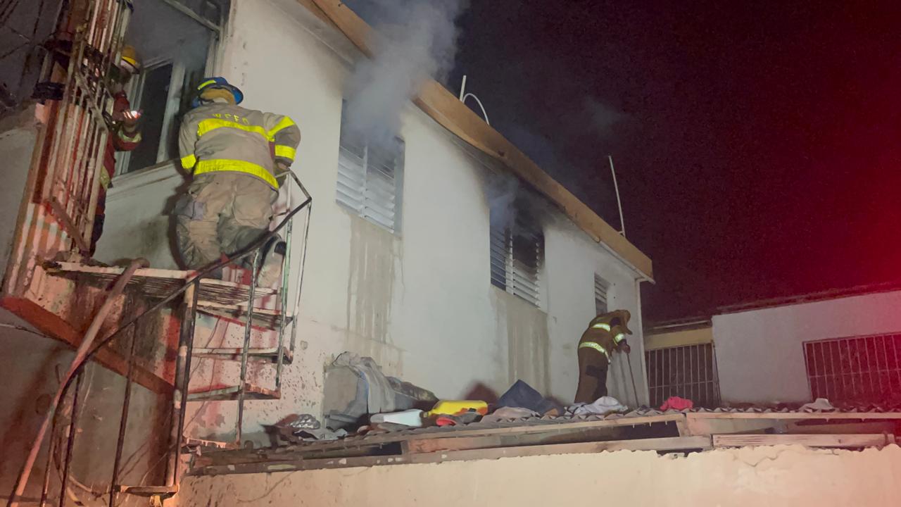Incendio destruye segundo nivel de vivienda en Santiago Oeste y deja a tres personas en la intemperie