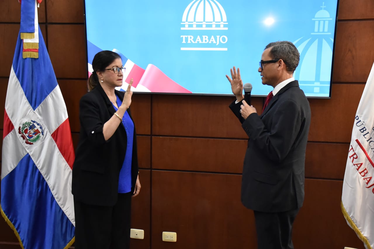 Ministro de Trabajo juramenta a Aura Celeste Fernández.