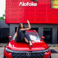 Karola recibió su jeepeta tras obtener el tercer lugar en La Casa de Alofoke