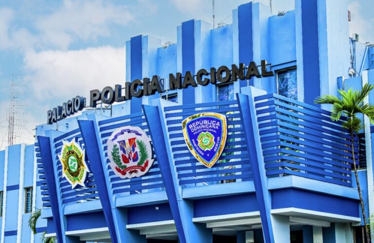 Policía recupera en San Juan jeepeta robada en Los Frailes II y apresa a tres cuando intentaban llevarla hacia la frontera 6 | Noticias de hoy en República Dominicana Policía recupera en San Juan jeepeta robada en Los Frailes II y apresa a tres cuando intentaban llevarla hacia la frontera
