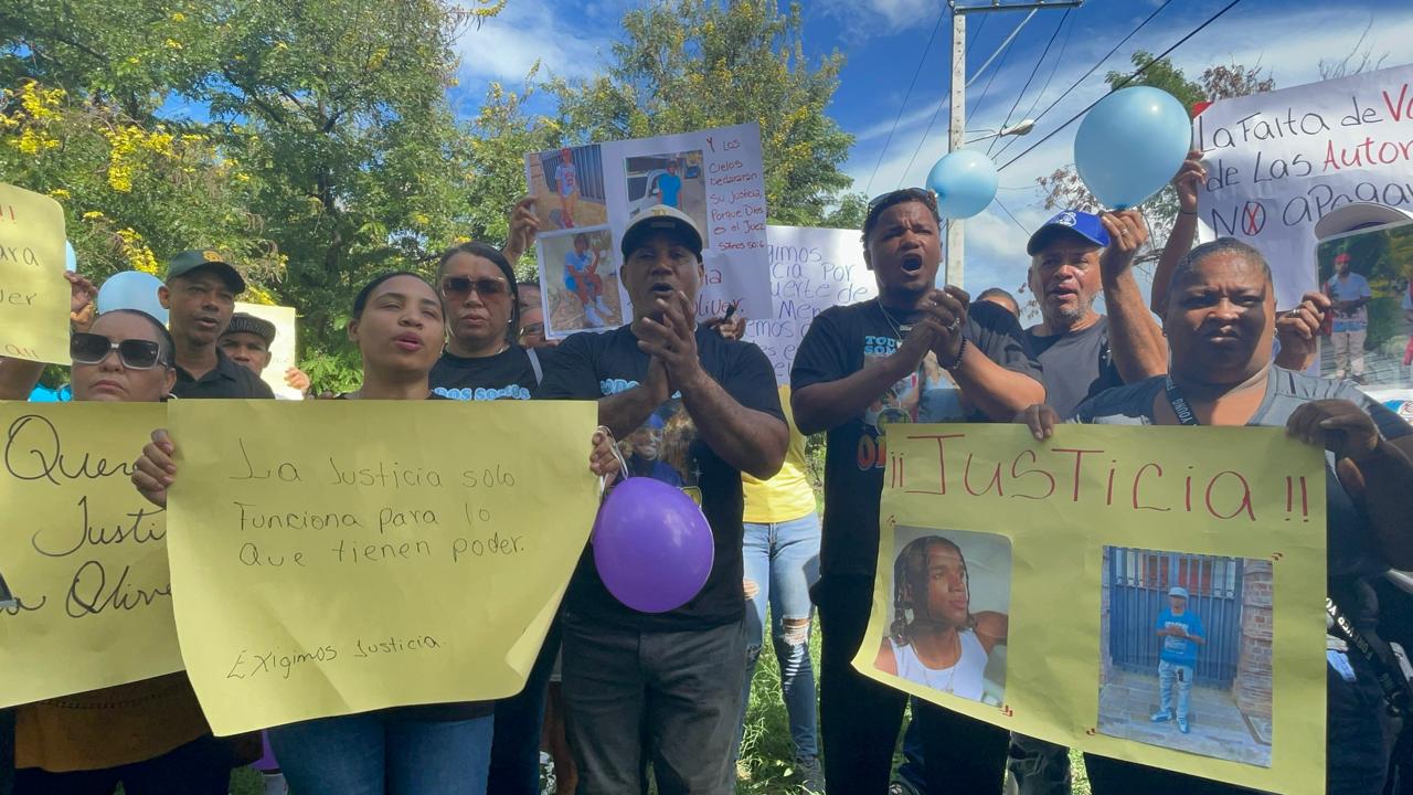 Familiares de joven asesinado en robo de pasola marchan en Santiago exigiendo justicia