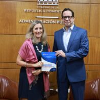 El ministro de Administración Pública, Sigmund Freund y la directora del Departamento para la Gestión Pública Efectiva de la OEA, María Fernanda Trigo.