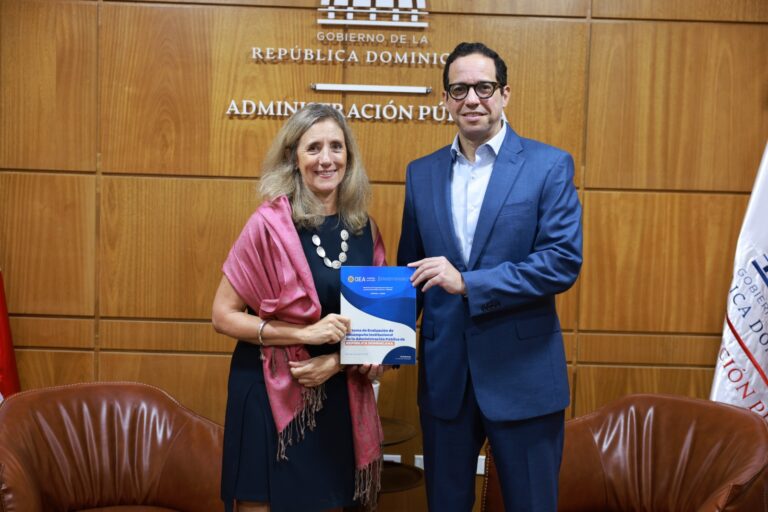 El ministro de Administración Pública, Sigmund Freund y la directora del Departamento para la Gestión Pública Efectiva de la OEA, María Fernanda Trigo.