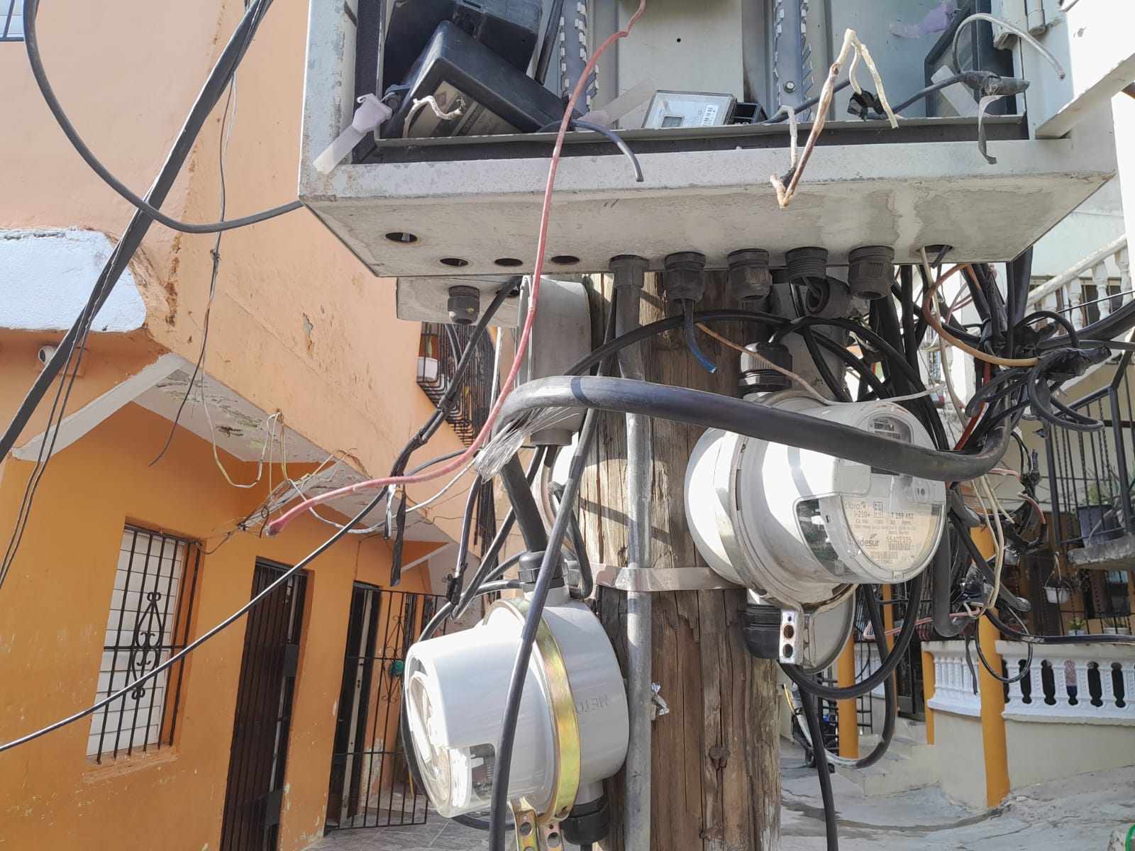 Residente del Palmar de Herrera denuncian transformador dañado y falta de respuesta de Edesur