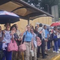 Estudiantes de Villa Duarte esperan transporte tras cierre de escuela por vaguada