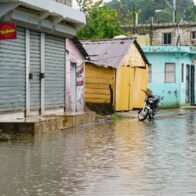 Calles y negocios en Las Lilas de Los Tres Brazos afectados por inundaciones
