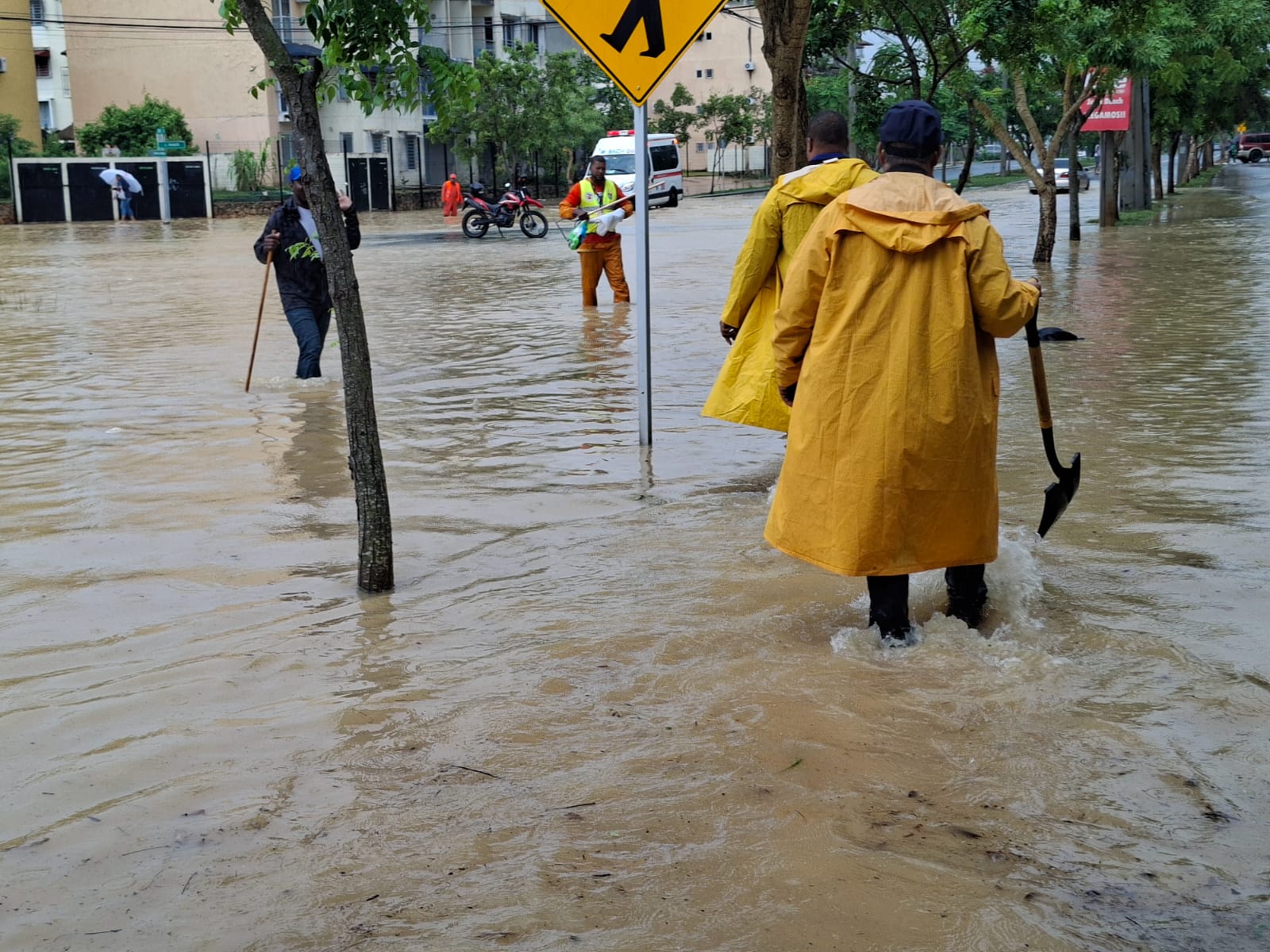 Ayuntamiento de SDE intensifica la limpieza de imbornales para mitigar inundaciones durante activa onda tropical
