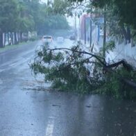 Calles inundadas y caos vehicular en El Café de Herrera tras intensas lluvias