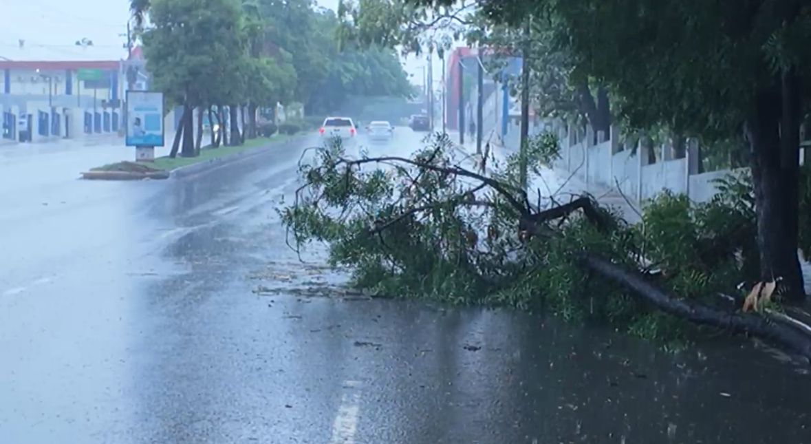 Calles inundadas y caos vehicular en El Café de Herrera tras intensas lluvias
