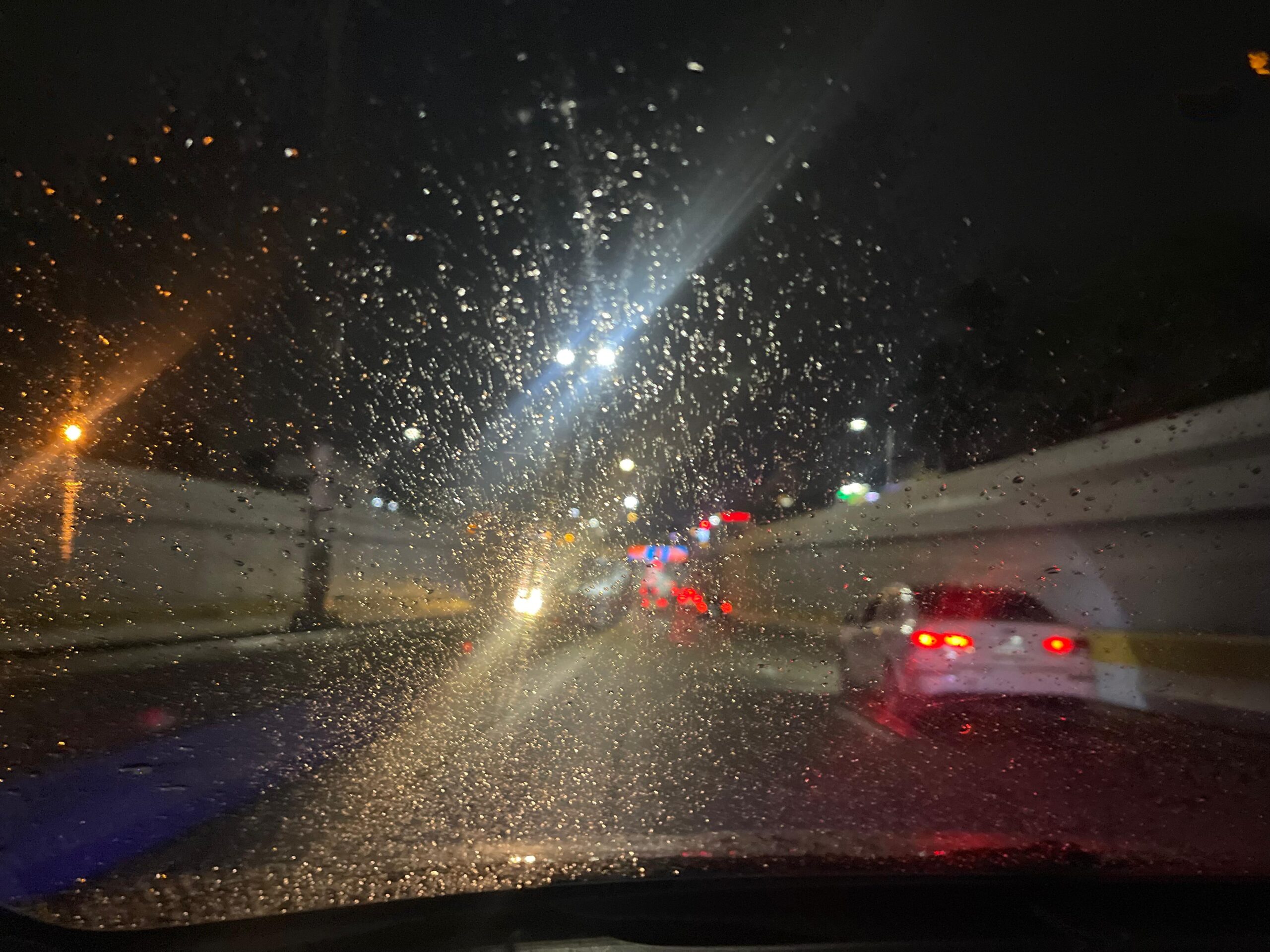 Este viernes inicia bajo aguaceros desde la madrugada en gran parte del país