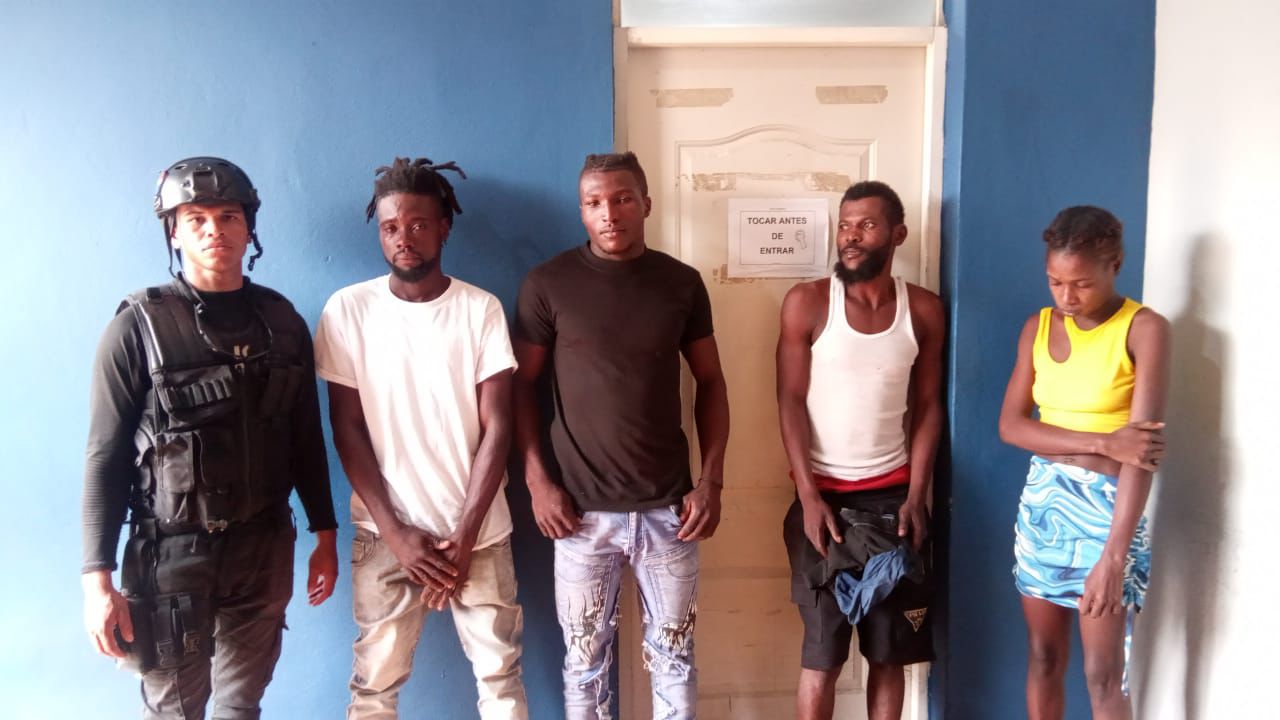 Envían a migración 4 haitianos sorprendidos robando cacao en finca de Zambrana
