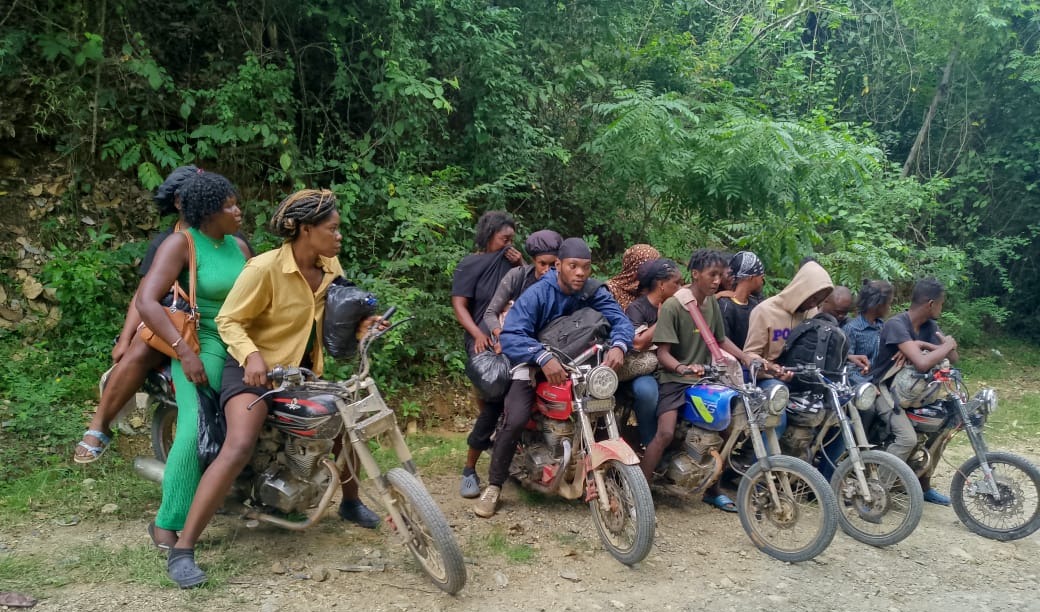 Ejército detiene cinco motociclistas que transportaban a 18 haitianos indocumentados en Dajabón