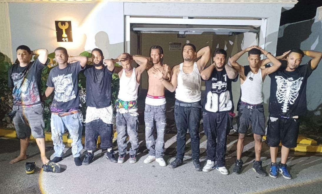Apresan 10 personas con arsenal tras enfrentamiento con la Policía en cabaña de Villa González