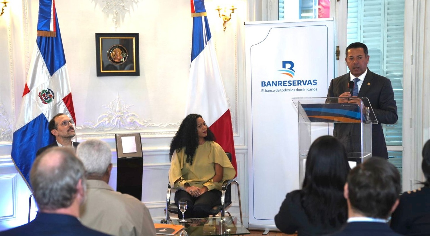 Banreservas y Embajada Dominicana en Francia celebran conversatorio con Melissa Roedán en la sede diplomática