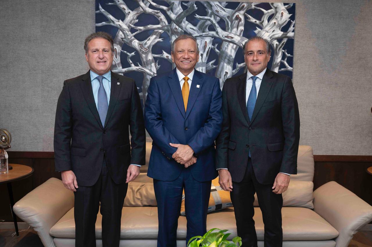 Ejecutivos de APAP visitan al presidente de Banreservas para fortalecer vínculos institucionales