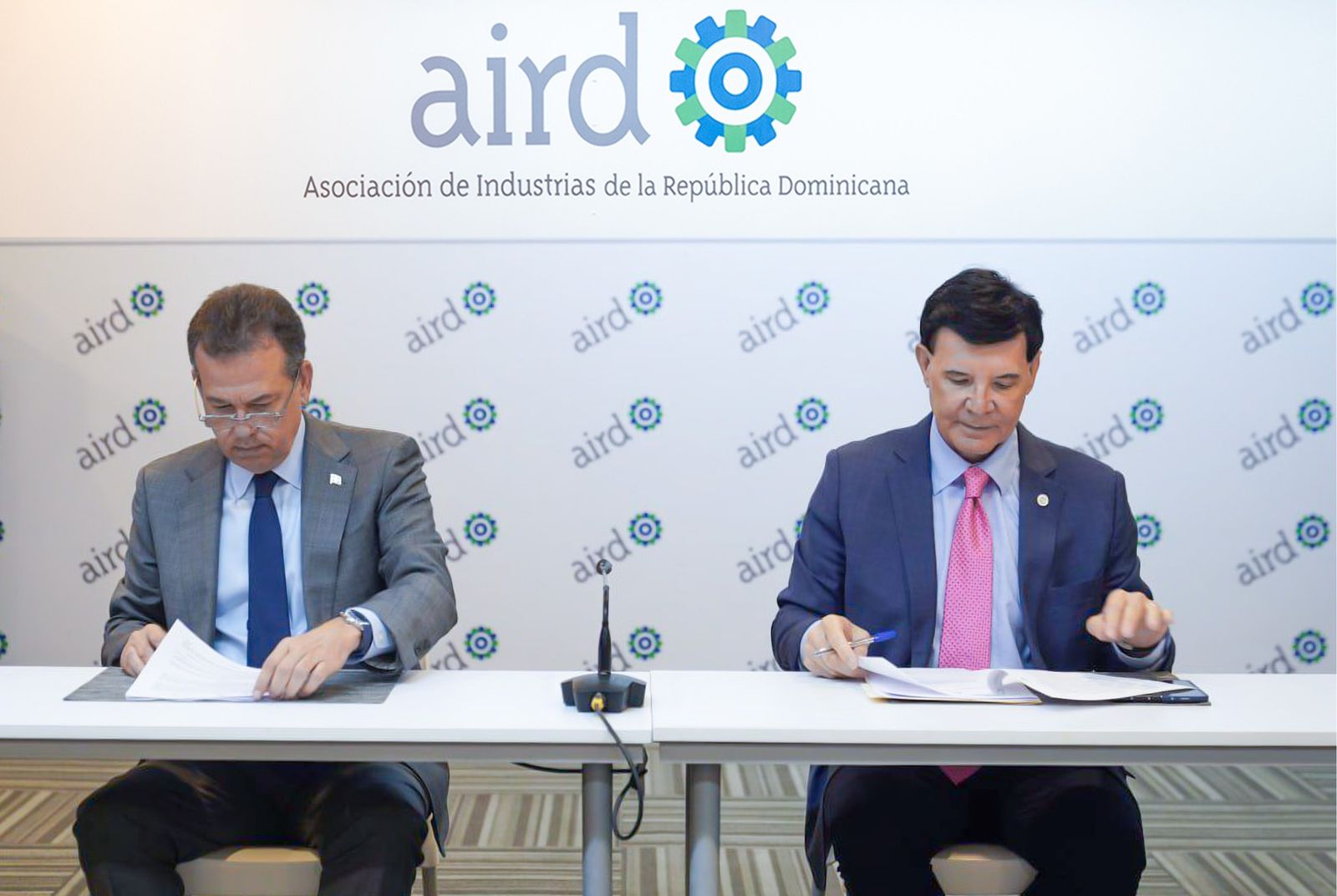 Víctor Ito Bisonó, ministro de Industria y Comercio y Julio Virgilio Brache, presidente de la AIRD.