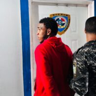 Tras constante seguimiento policial, se entrega implicado en violento atraco contra una mujer en Santiago