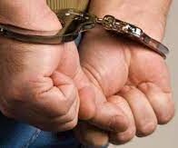 PN captura en flagrante delito a dos antisociales por robo y recupera motocicleta, dinero, celulares y documentos en Villa Mella