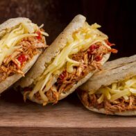 Arepa pelúa con un toque italiano